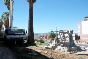 Leerer Sockel vor der Alten Feste in Windhoek. Foto: Sven-Eric Stender