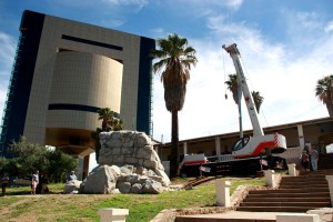 Leerer Reiter-Sockel vor dem Unabhängigkeitsmuseum in Windhoek. Foto: Sven-Eric Stender (26. Dezember 2013)
